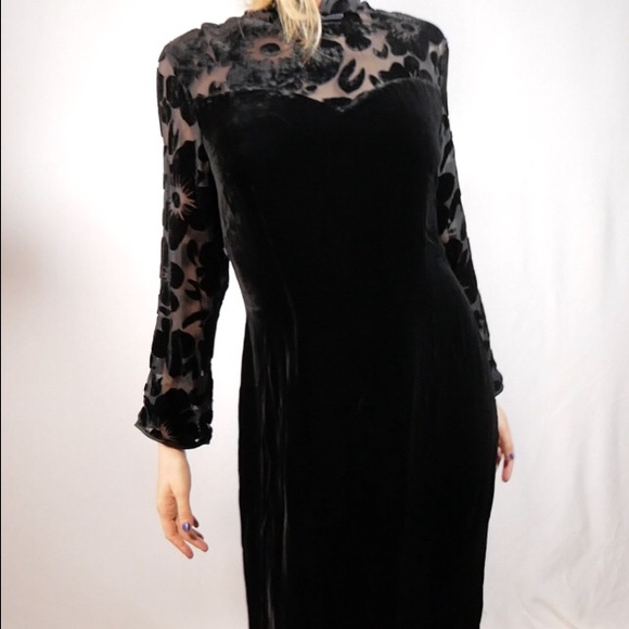Cheongsam Black Velvet Dress
Sheer and Floral Collar and Sleeves
Circa 1990s - Picture 4 of 15